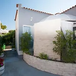 Semesterbostad House Kala